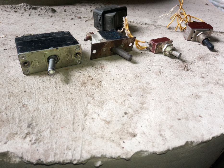 Тумблер, перемикачі двох- та трьохпозиційні