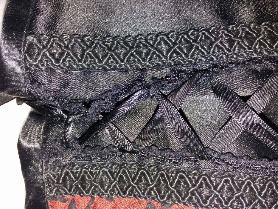 Top preto e vermelho com atilhos da Darkdoll