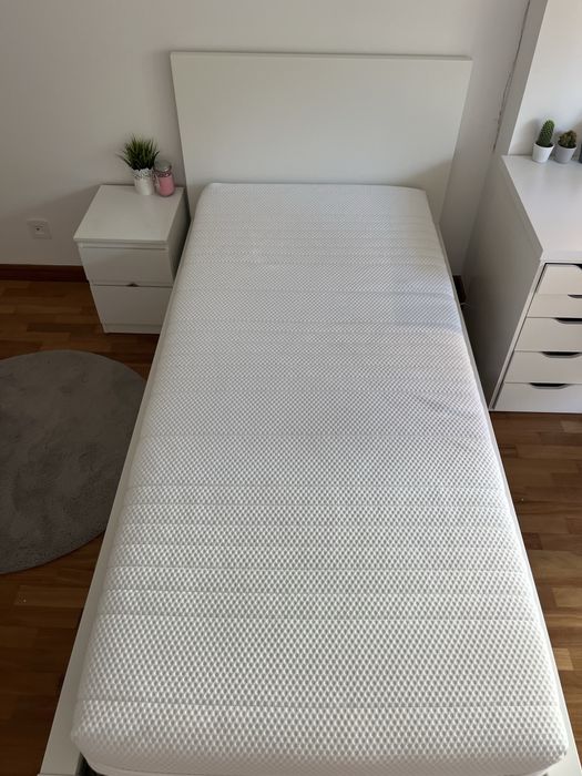 Cama indivual IKEA com colchão, estrado e gavetas de arrumacão