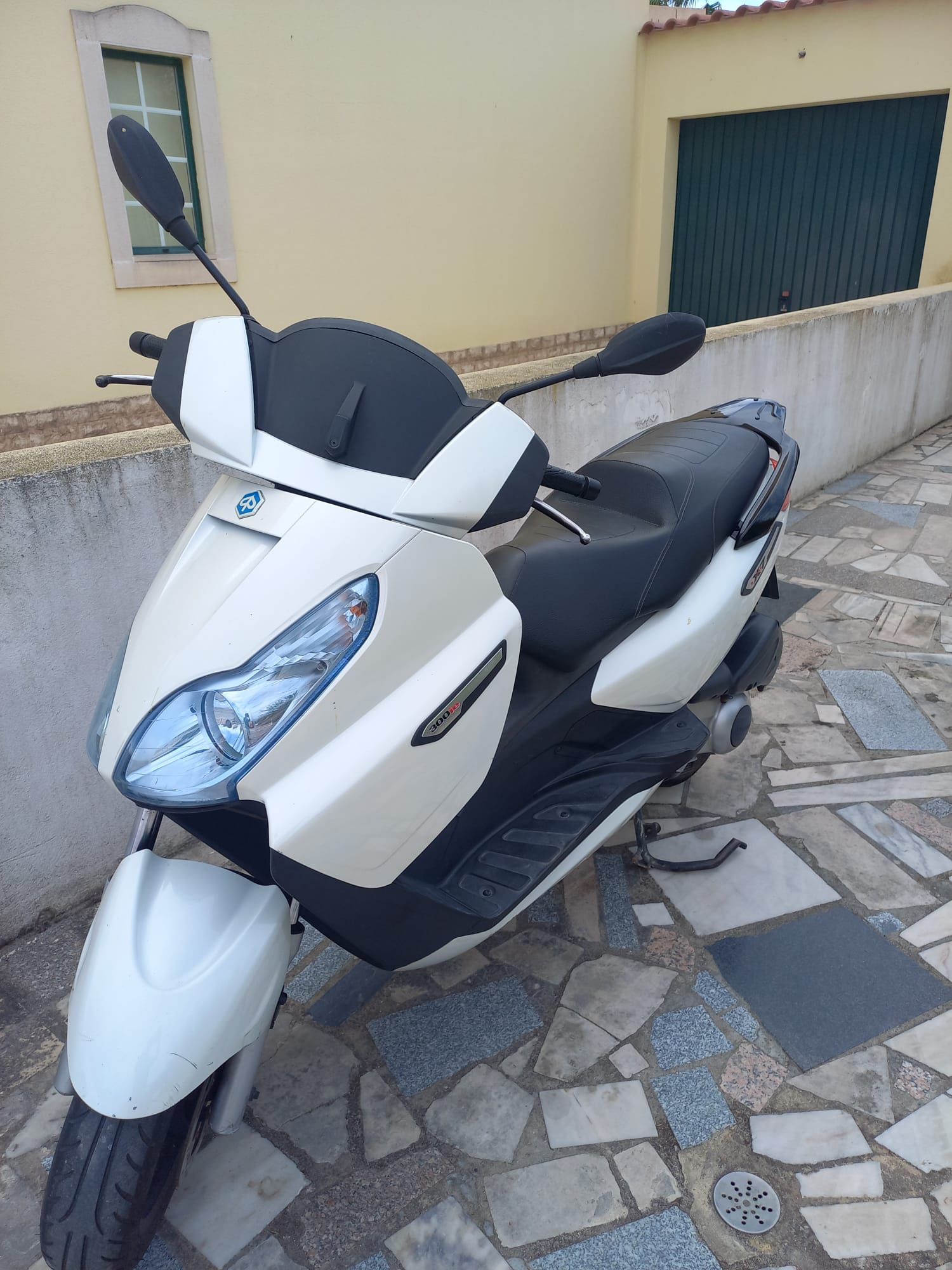 Piaggio 300 Evo .