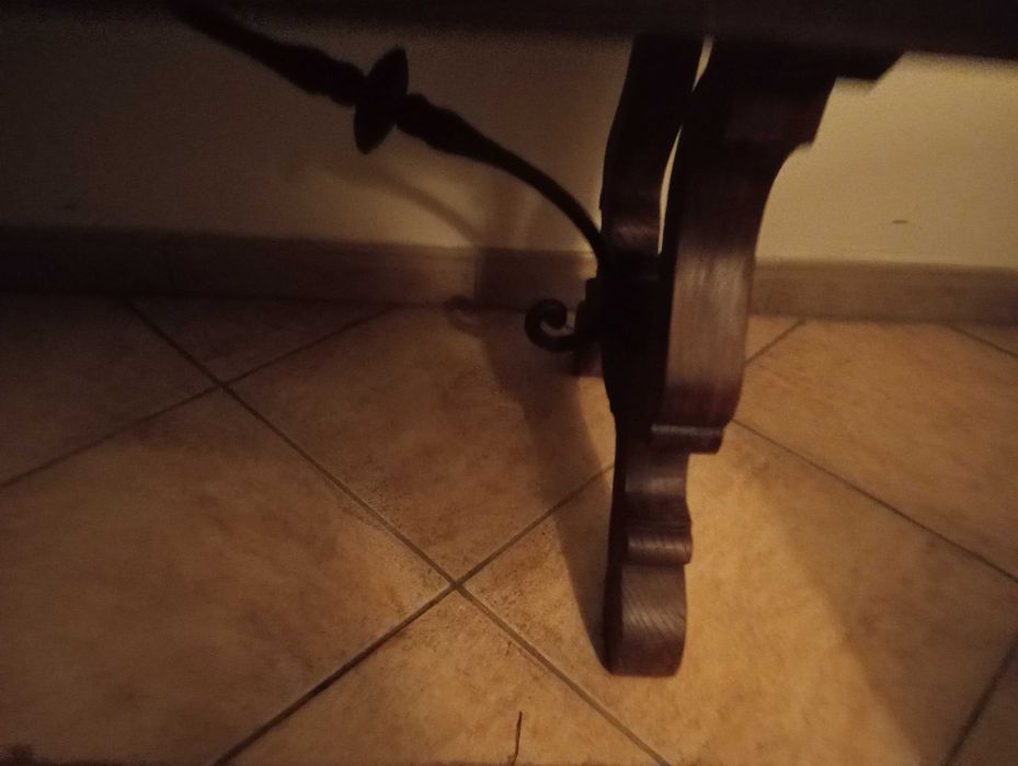 Mesa de café rústica e antiga