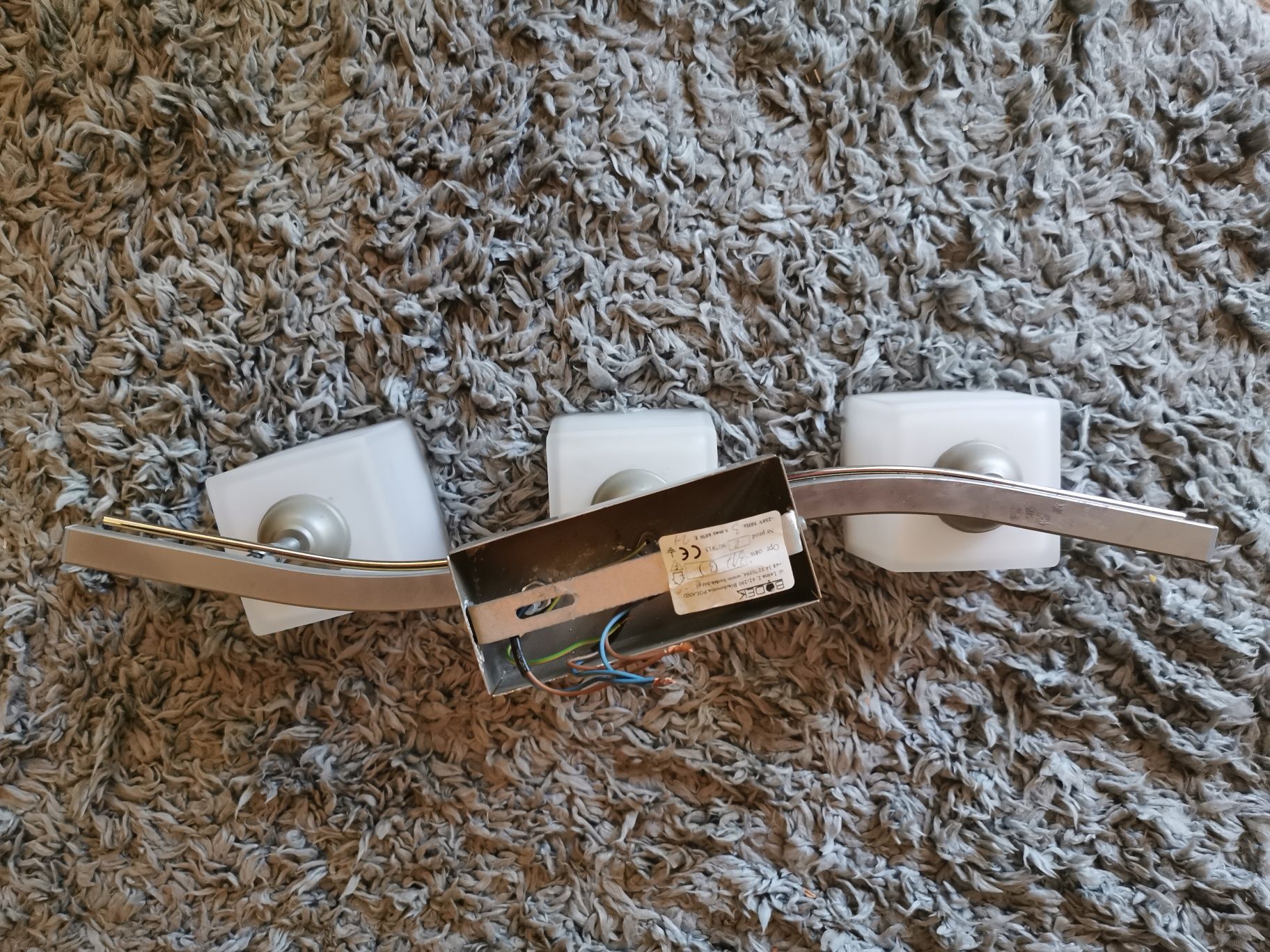 Lampa firmy Bodek wisząca 3 punktowa z mleczno-matowymi kloszami
