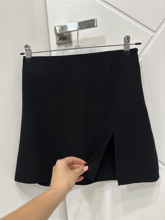 Чорна спідниця з розрізом zara