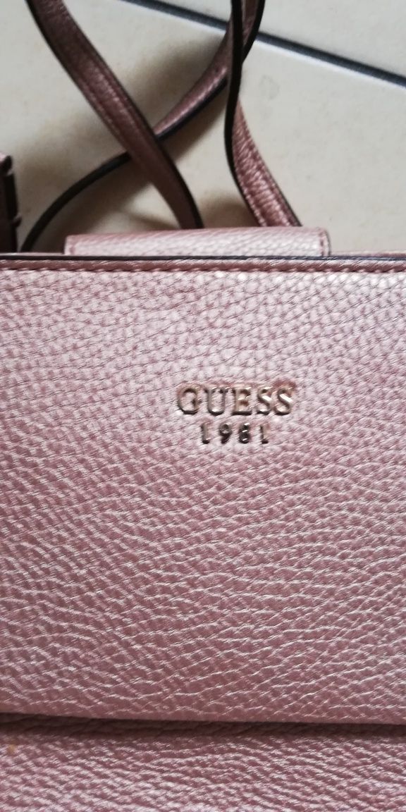 Torebka Guess różowo perłowa