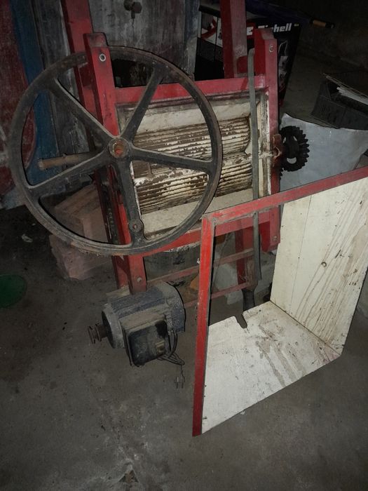 Esmagador de uvas com motor a trabalhar !!