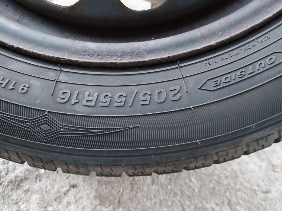 Komplet opon zimowych 205/55 R16 z felgami stalowymi