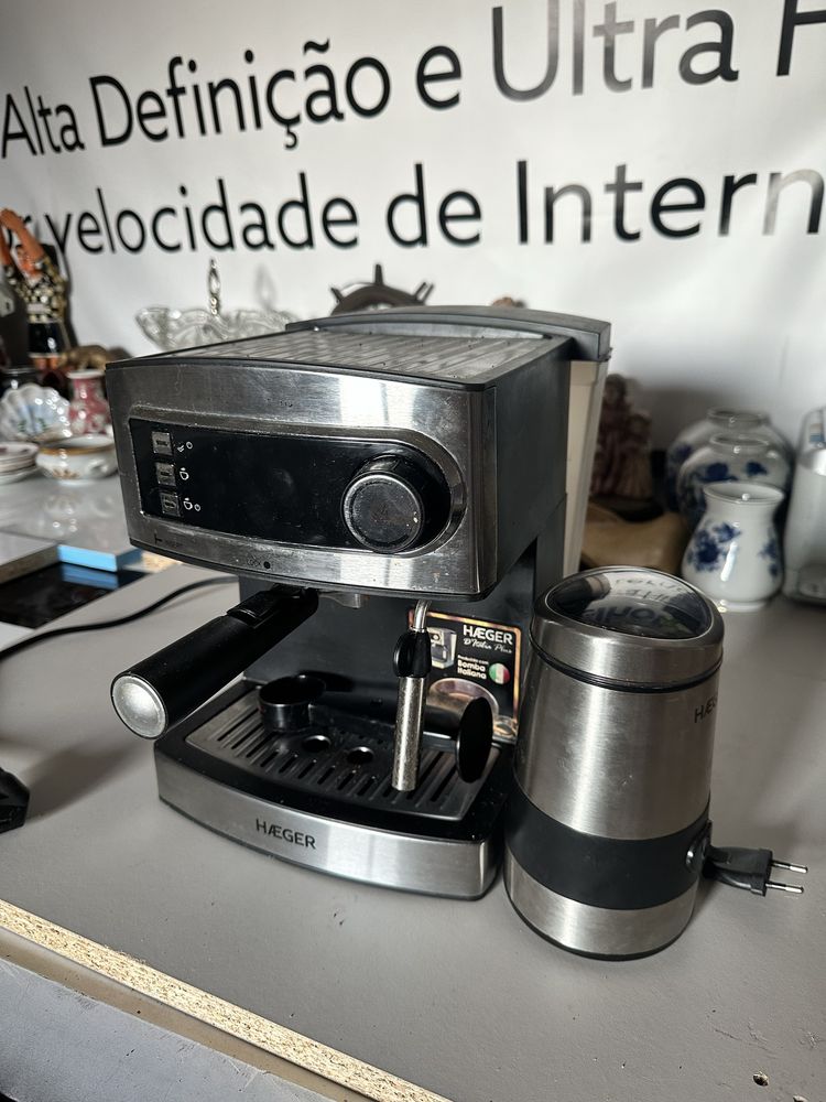 Maquina de cafe e moedor