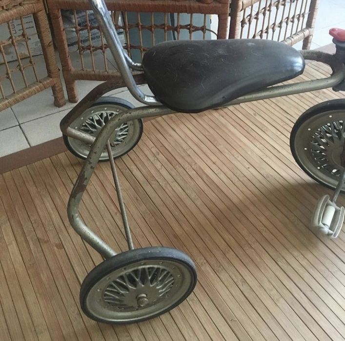 Triciclo vintage enferrujado