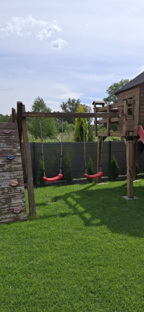 Domek drewniany dla dzieci huśtawki plac zabaw wspinaczka stół krzesła