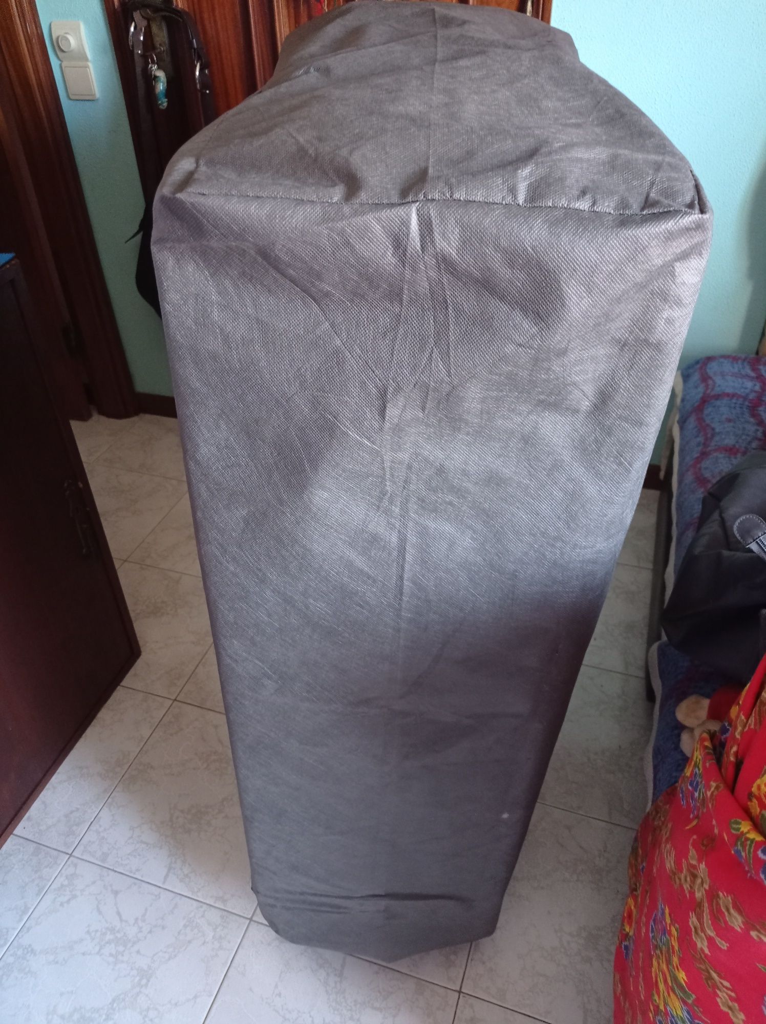 Divã cama com estrado e 2 colchões praticamente novo