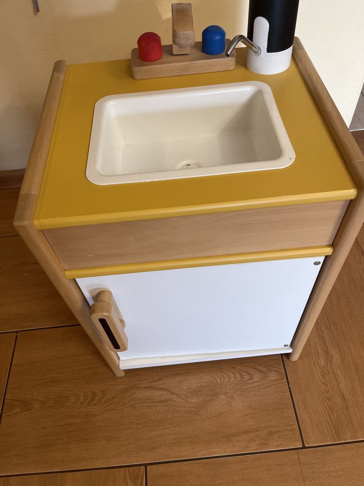 Drewniana szafka ze zlewem i kranem Montessori