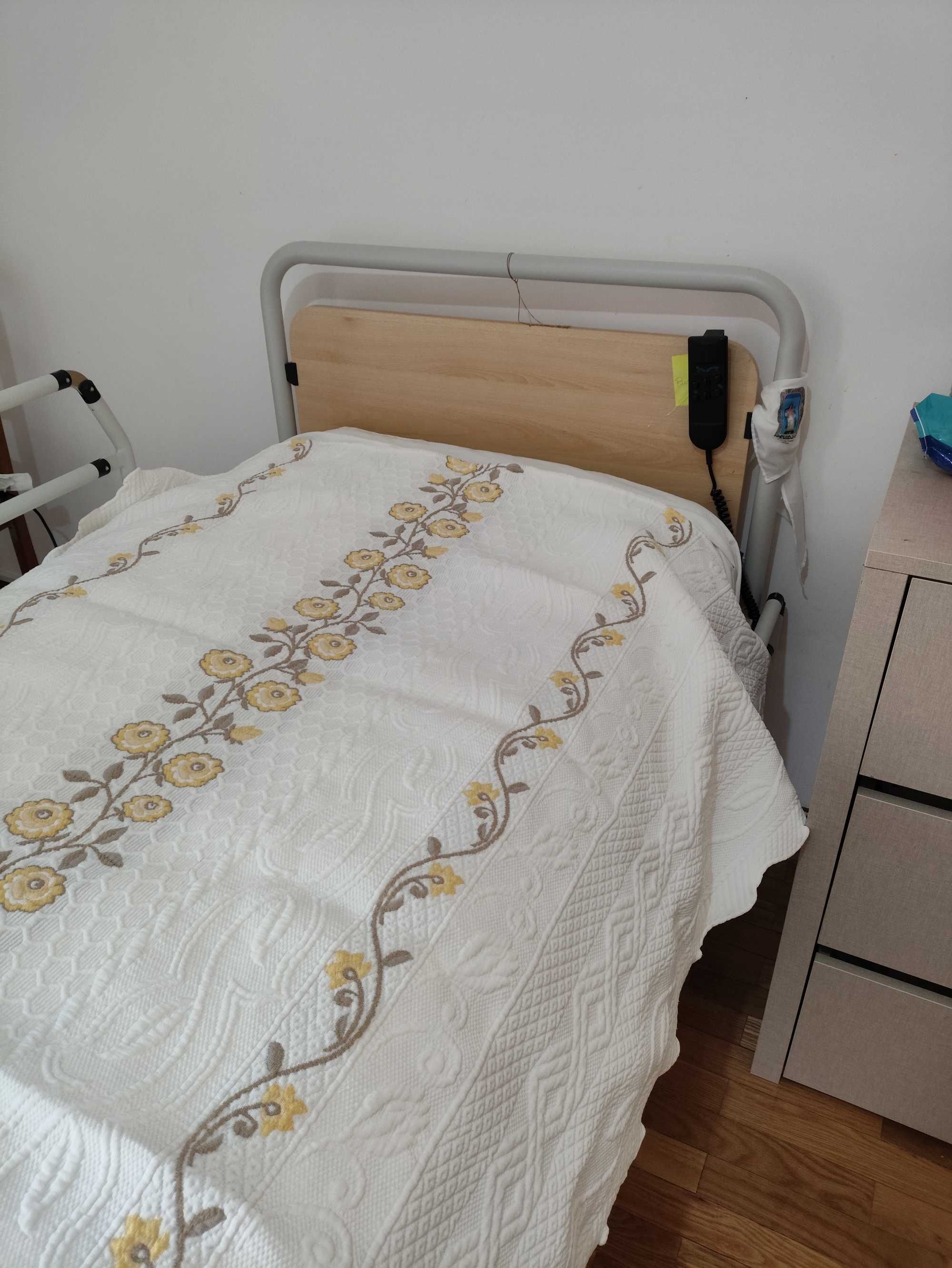 Cama elétrica em bom estado