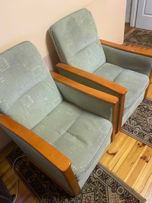 Dwa fotele z solidnej  zielonej tkaniny z drewnianymi podłokietnikami