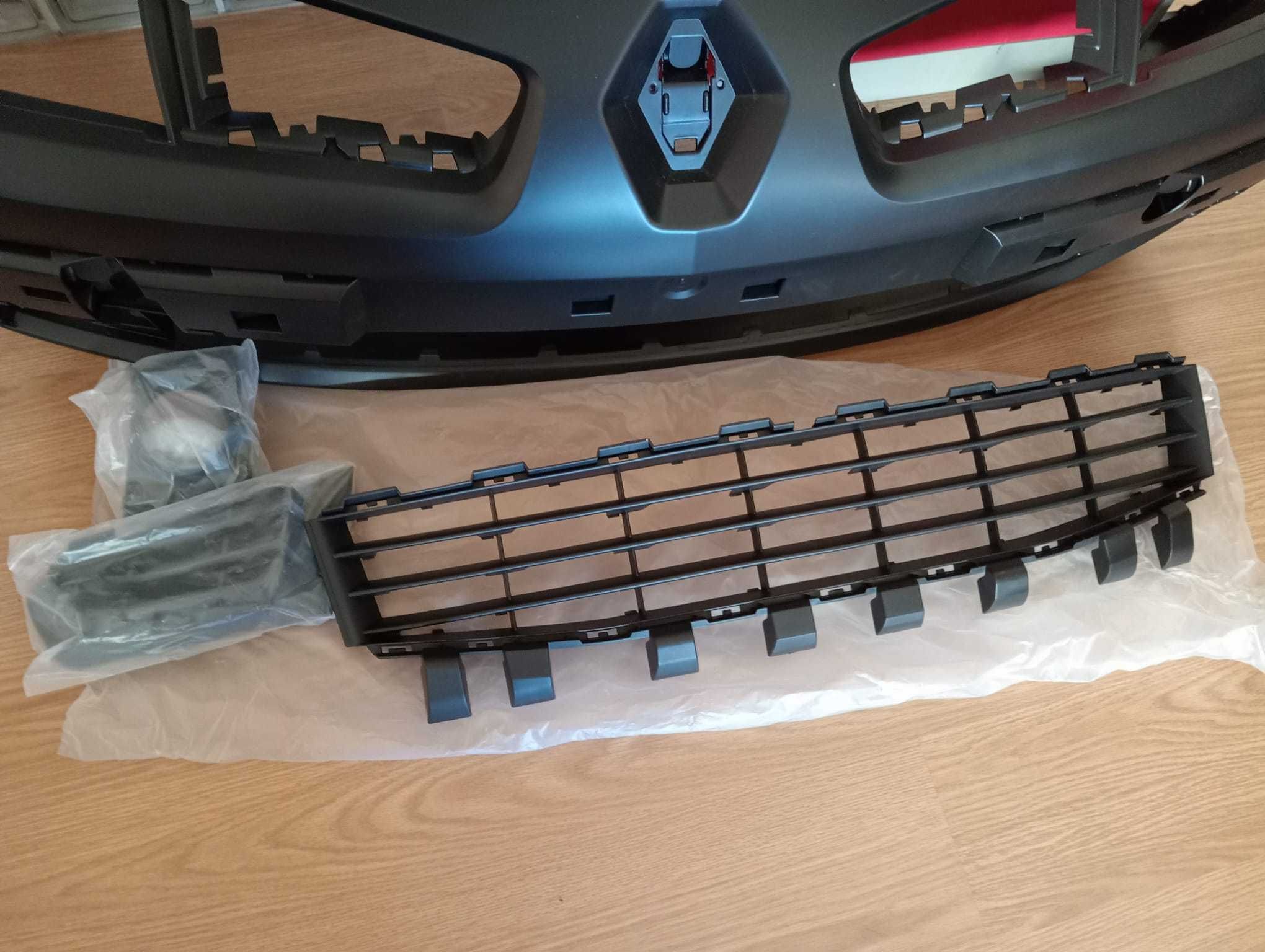 Para-choques Renault Mégane II 5 portas 2005/2006 com grelha incluida.