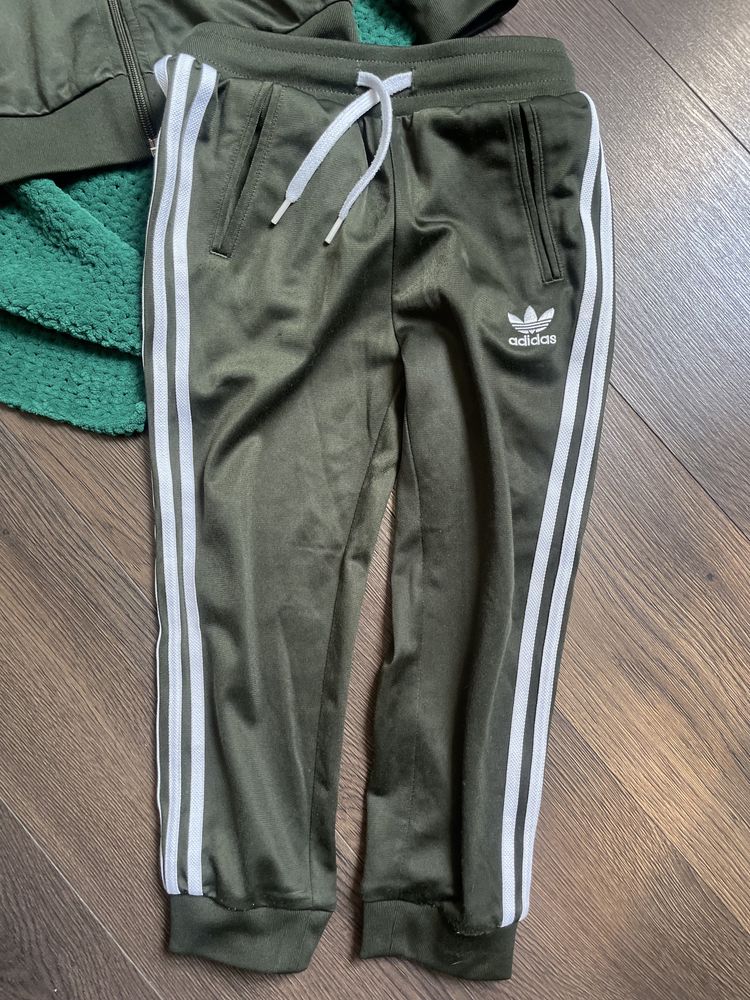 Хакі оригінальний спортивний костюм adidas 3-4 років