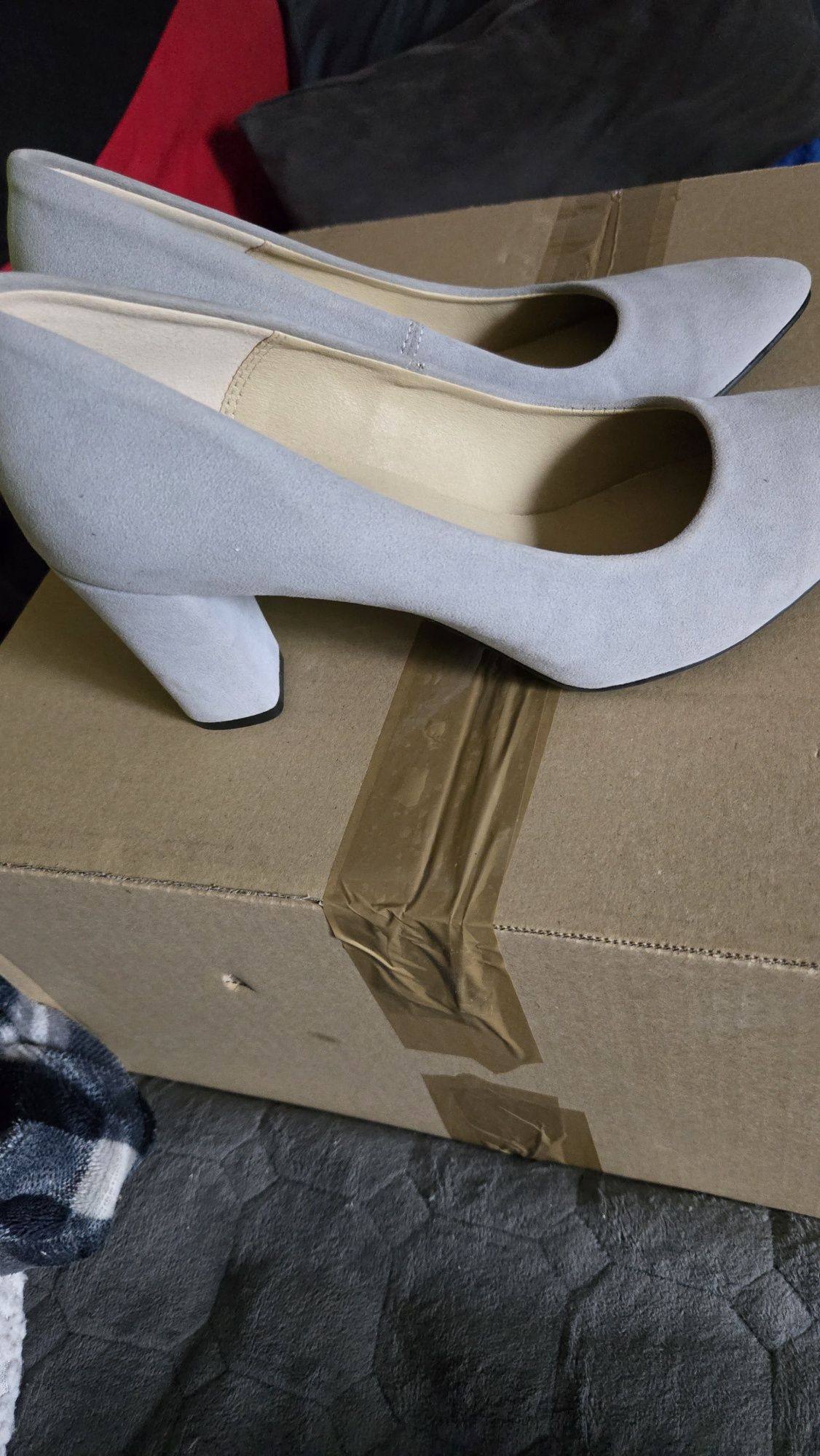 Buty na slupku.szare.