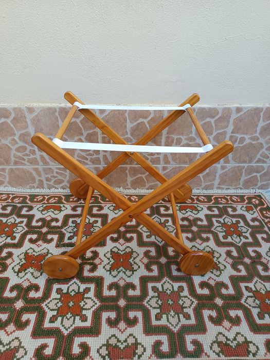 Suporte para Alcofa em madeira com rodas
