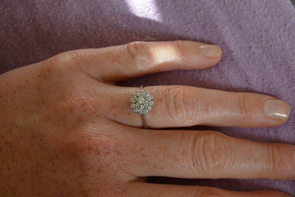 białe złoto pierścionek zaręczynowy