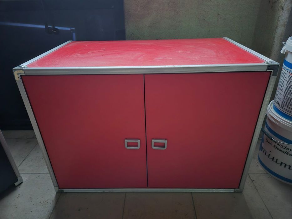 Szafka wisząca półka czerwona otwierana dla dzieci dwie półki