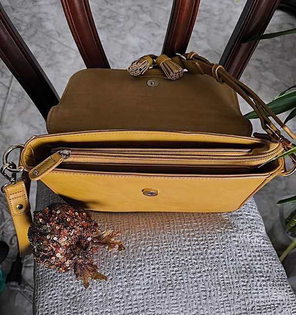 Mala design jovial e casual, com pingente mostarda - Marca Misako
