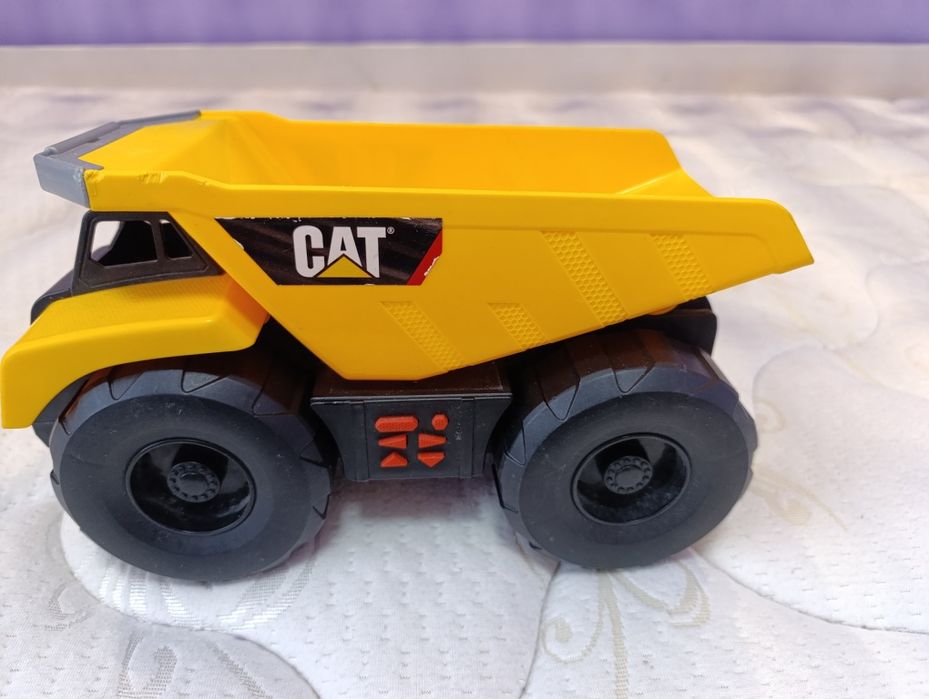 Іграшкова вантажівка CAT — міцна та яскрава техніка для дітей