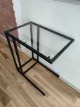 Czarny stolik pod laptopa IKEA VITTSJO