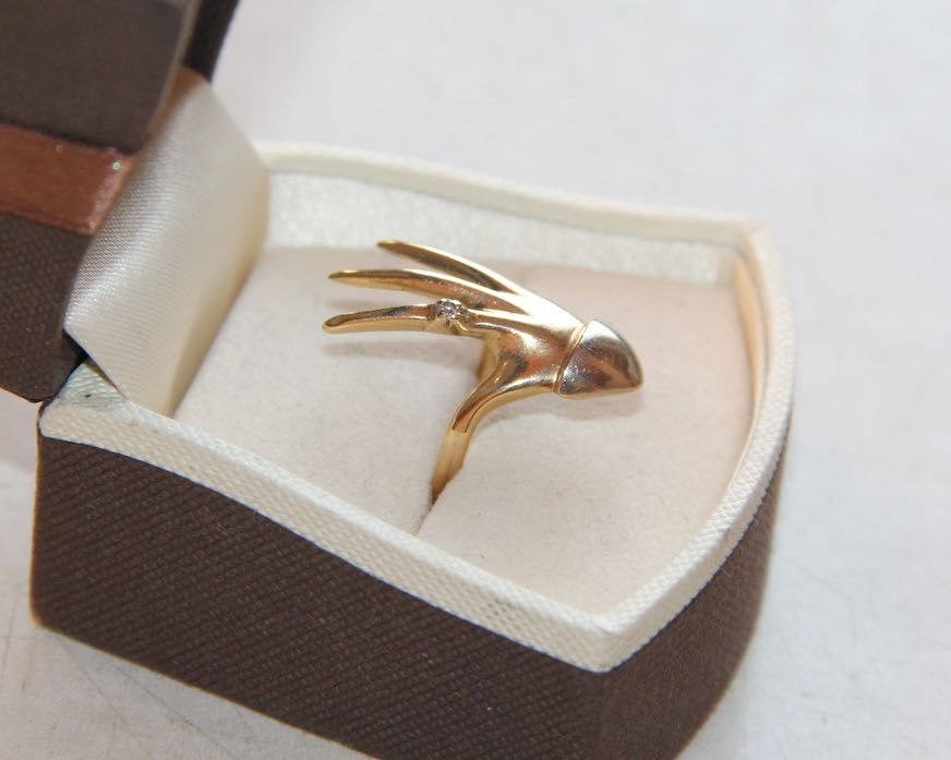 złoty pierścionek złoto 585 apart dłoń diament brylant zaręczyny