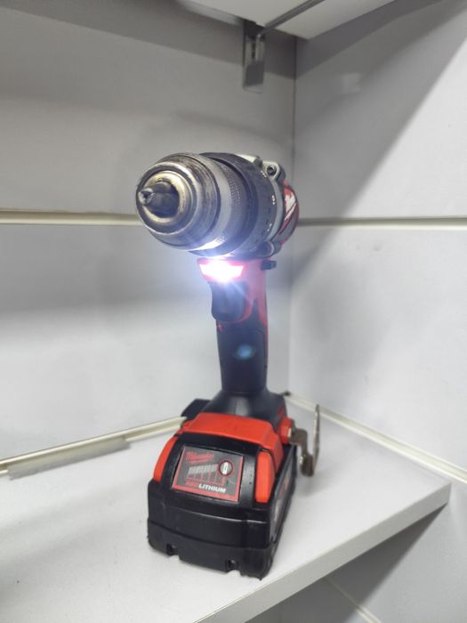 Milwaukee M18 BLDD2 безщітковий акумуляторний шуруповерт Мілвоке ориг