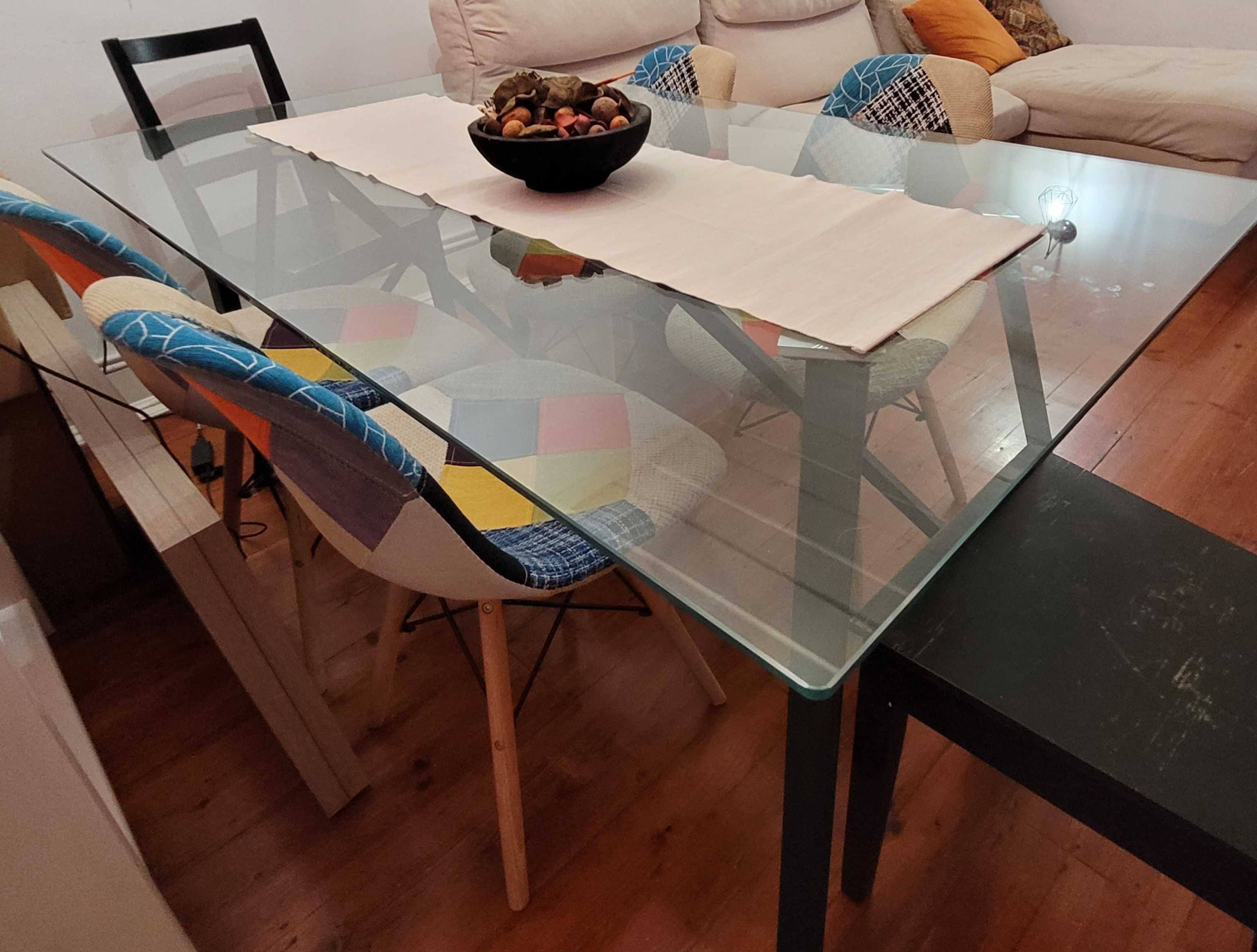 Mesa de jantar de vidro e ferro