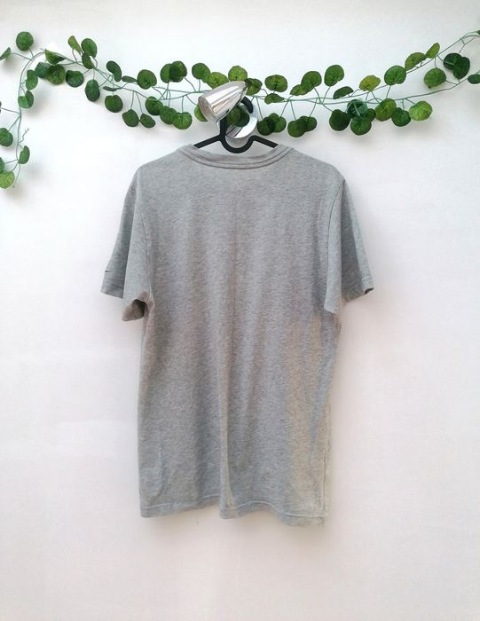 T-shirt Cinzenta com Logo Roxo