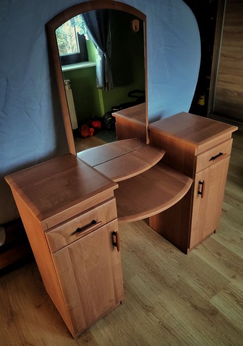 Toaletka. Szafka z lustrem. BRW