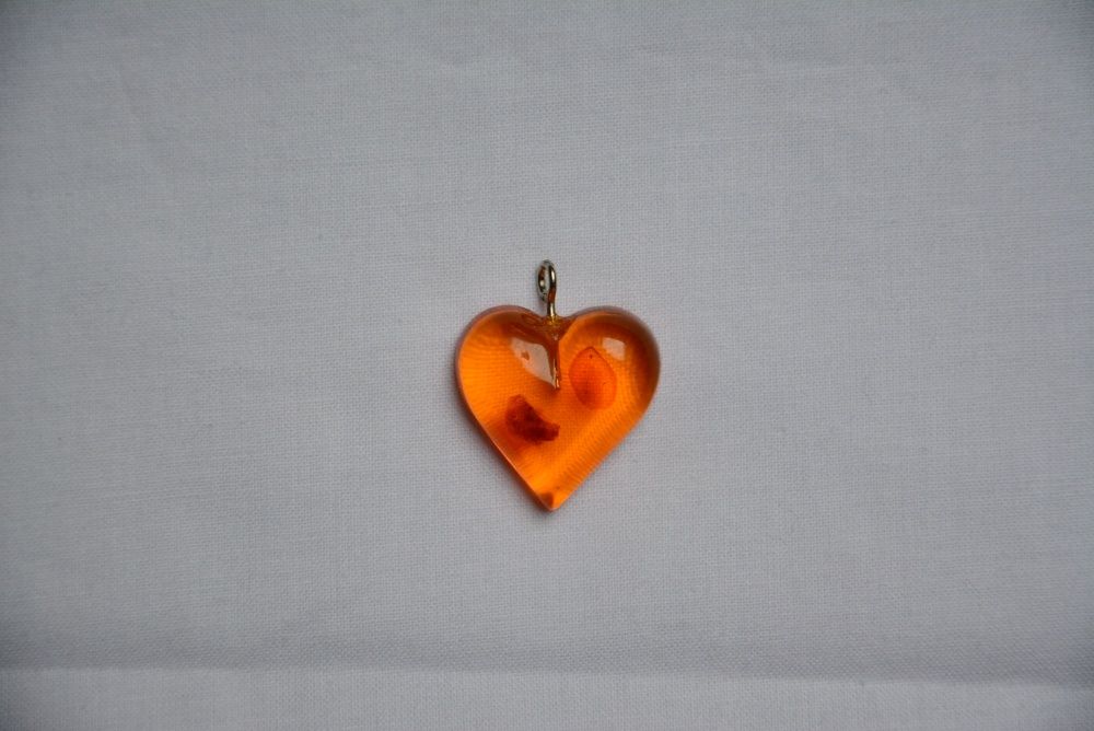 Zawieszka z kawałkiem bursztynu