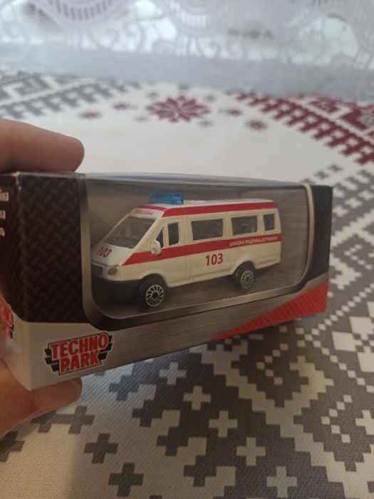 Дитяча машинка 1:64