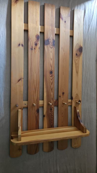 Wieszak sosnowy z półką