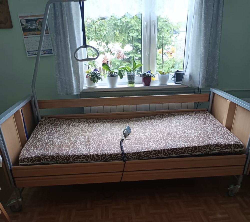 Łóżko rehabilitacyjne z materacem odleżynowym