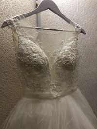 Весільна пишна біла сукня з декоративними пуговками