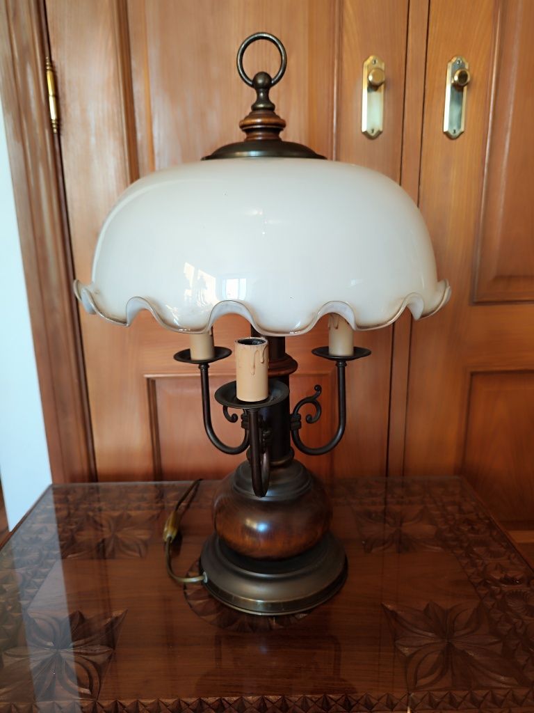 Candeeiro de mesa com três lumes