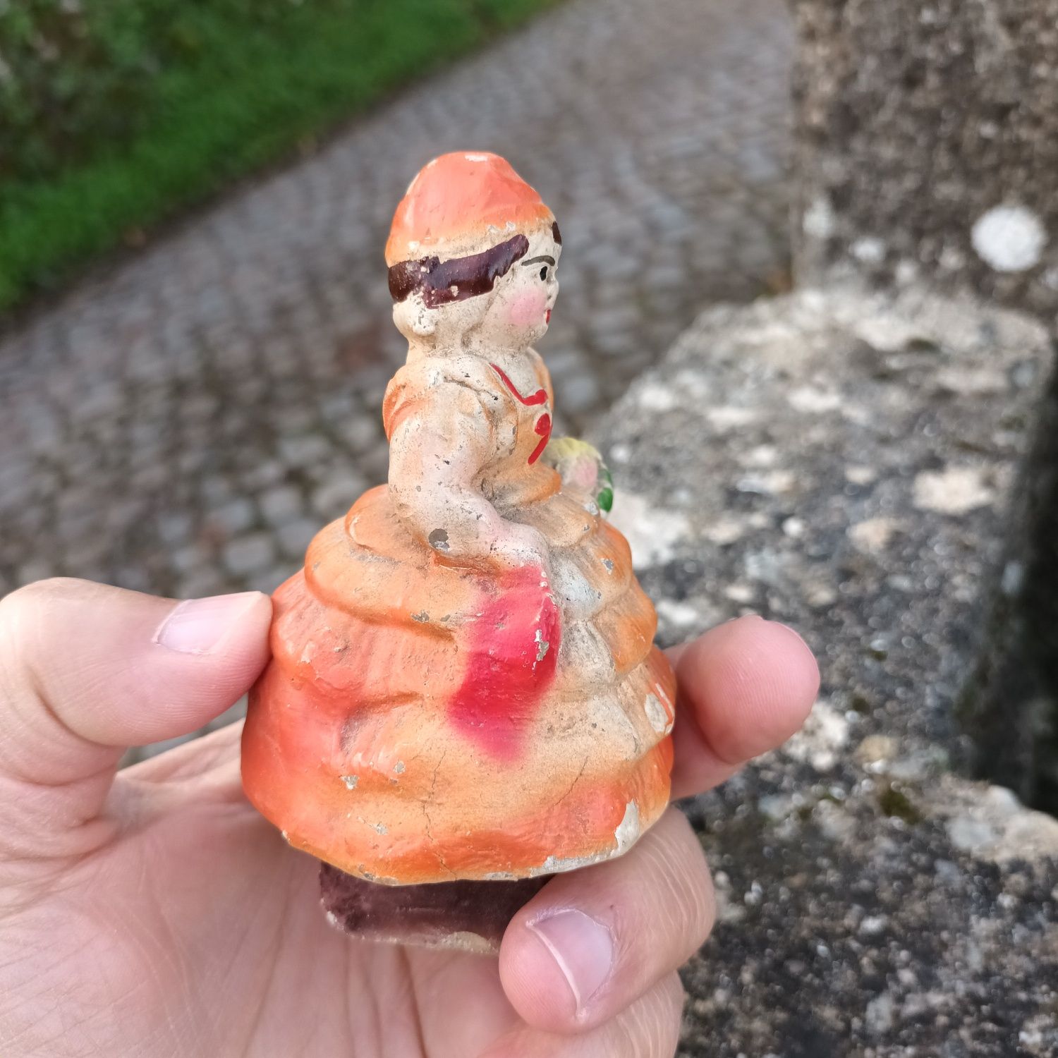Boneca bibelot em faiança antiga