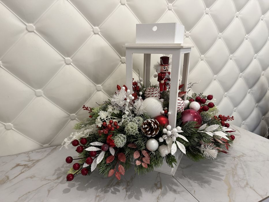 Різдвяна композиція зі штучних квітів «Ліхтарик»