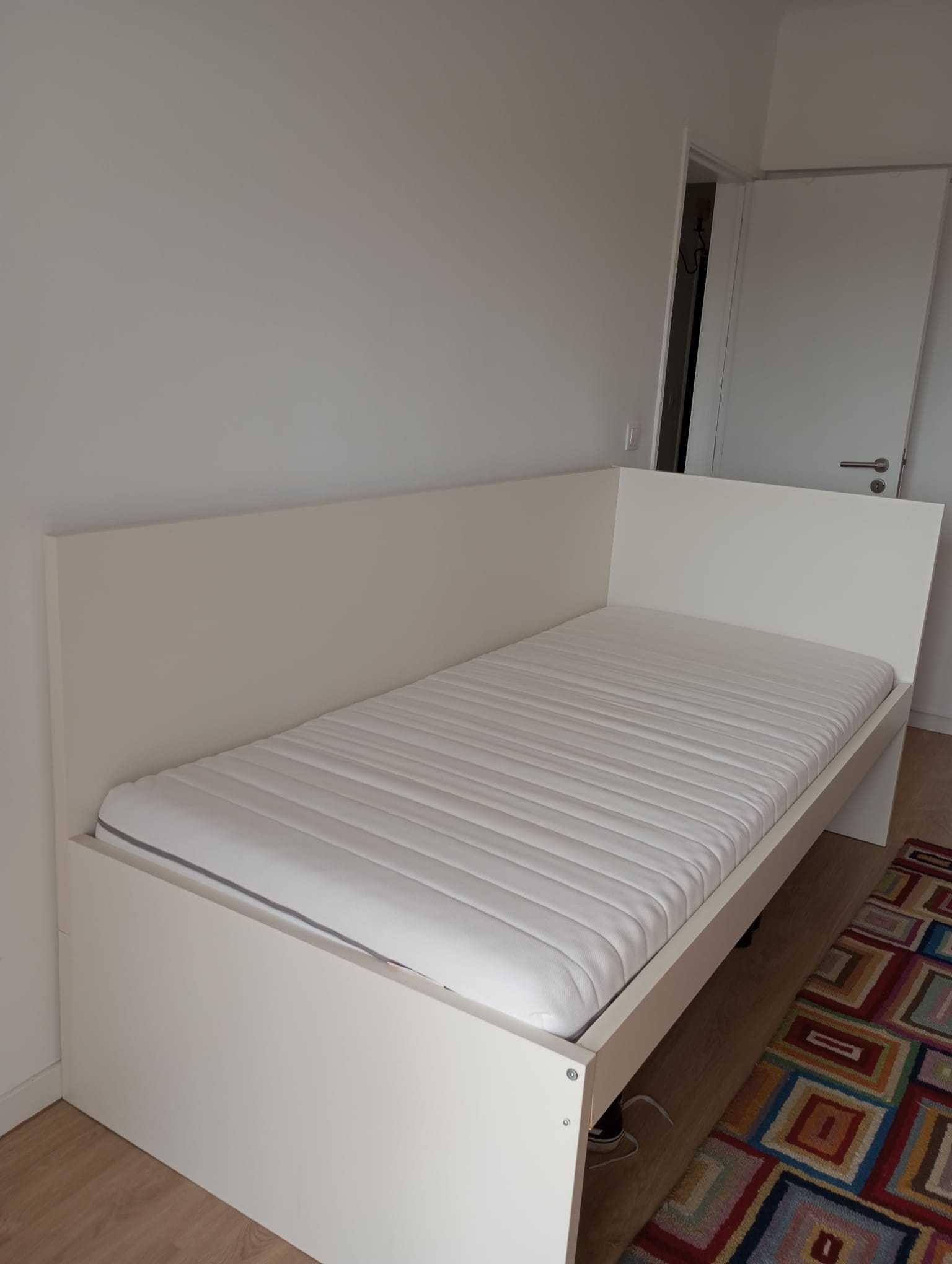 Cama com colchão incluído