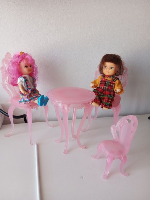 Brinquedos: set mesa e cadeiras com 2 bonecas