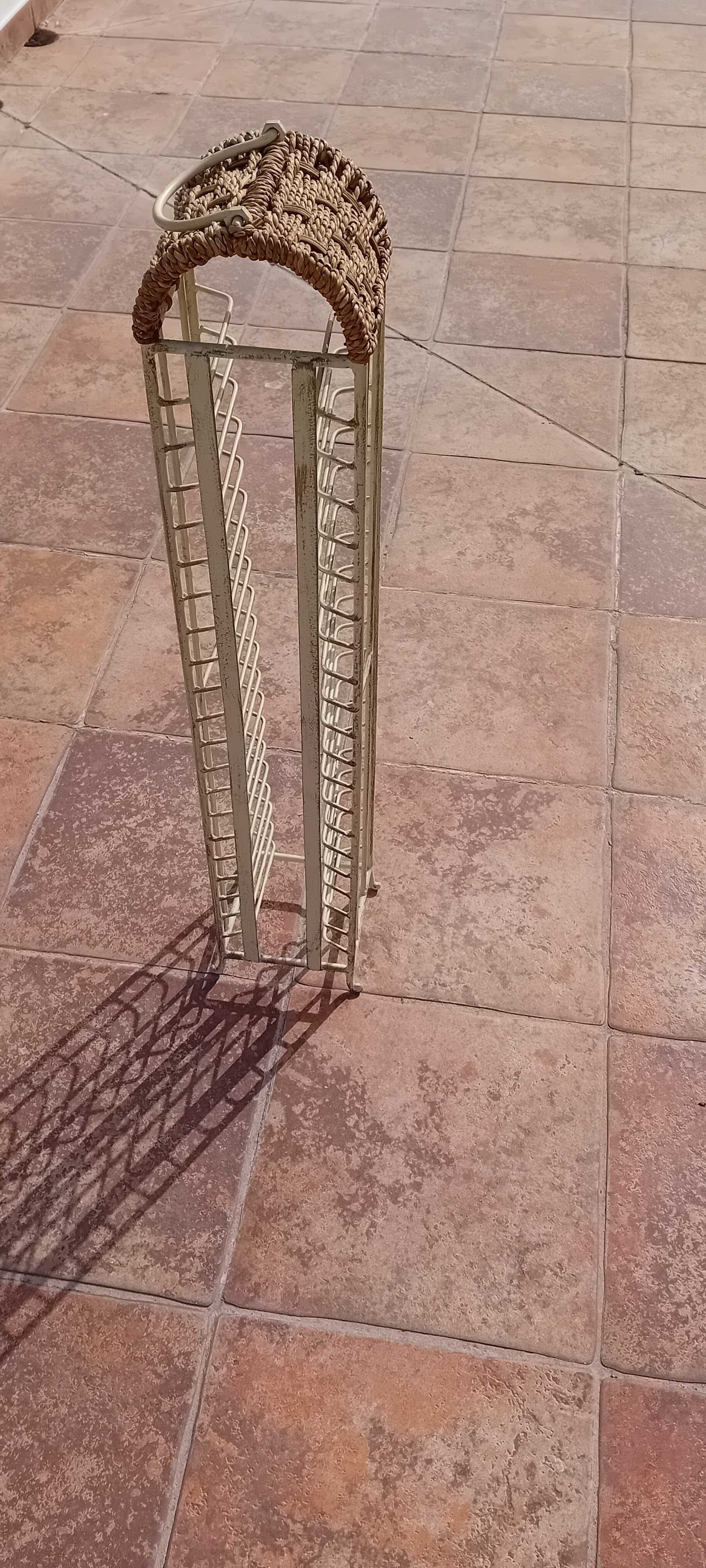 Suporte para cds em ferro pintado e fibra natural