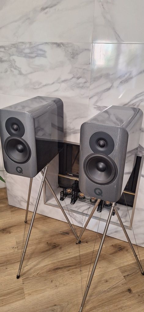 Colunas Q acoustics concept 300 com suportes dedicados