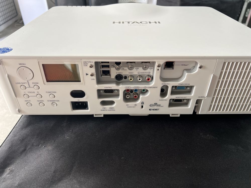 Projektor Hitachi 6000ANSI CP-WU8461 profesjonalny 1920x1200 WUXGA