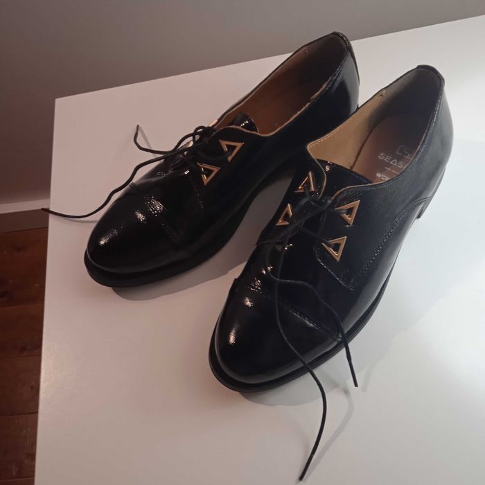 Sapatos pretos-Mulher