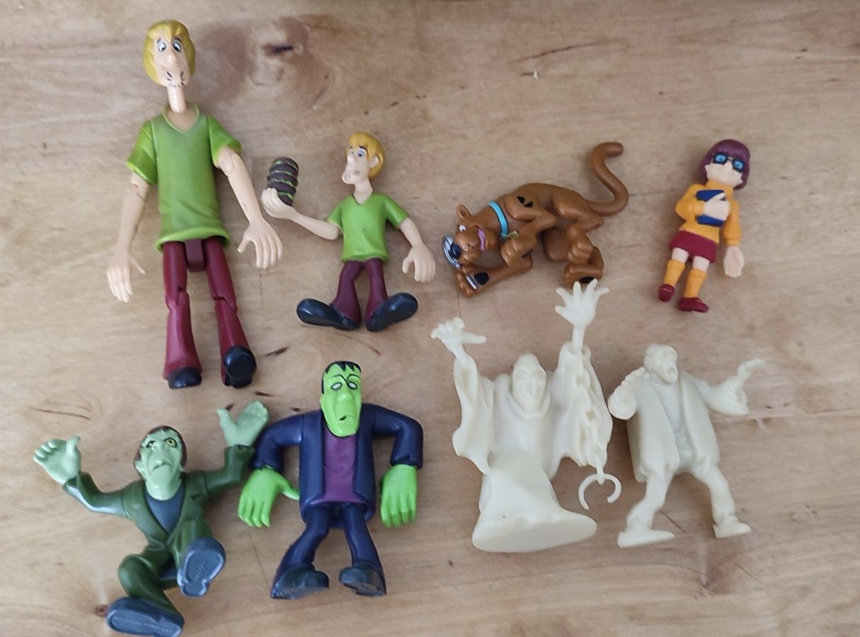 2005r.Scooby Doo Samochód i 8 figurek