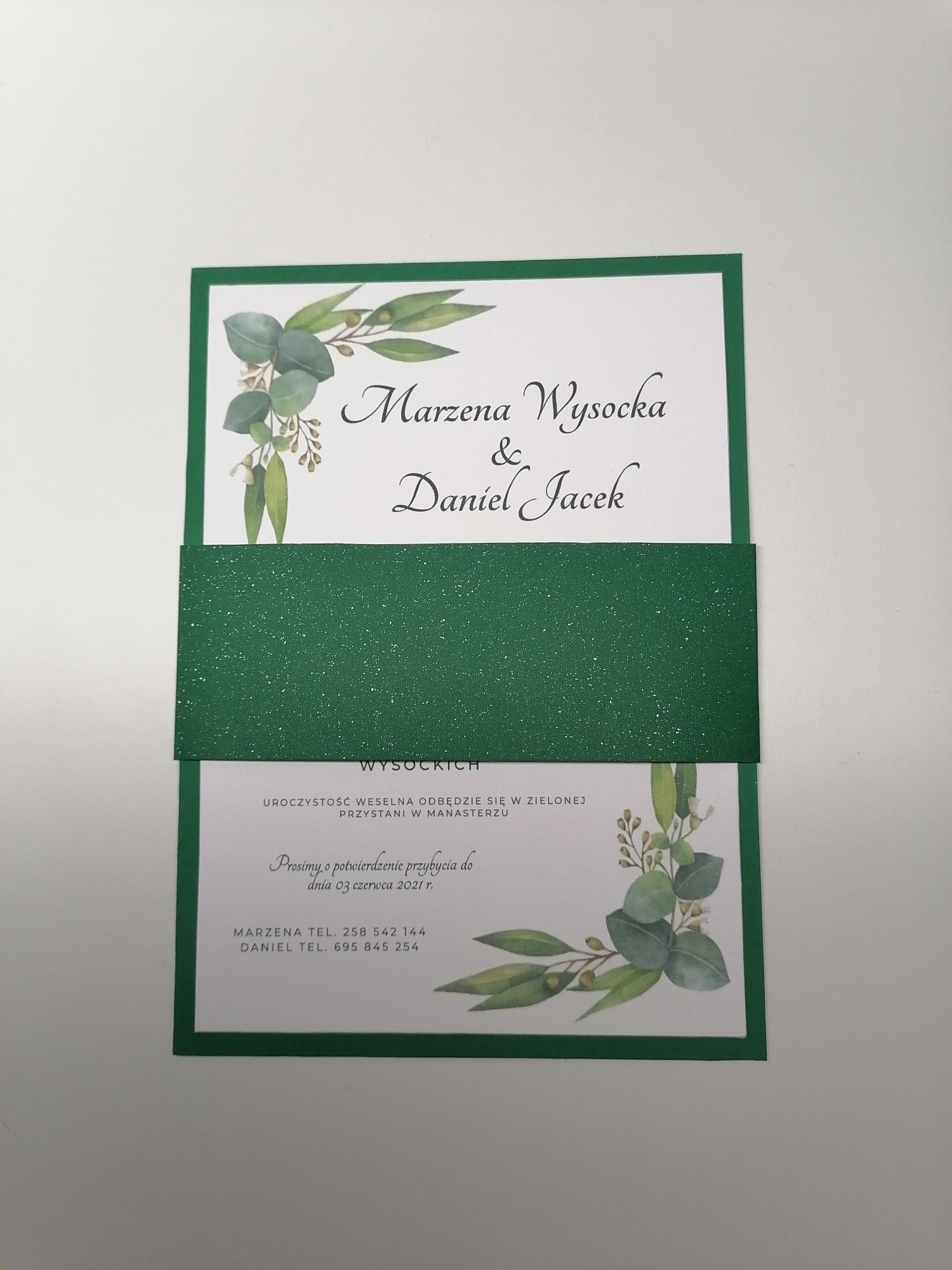 Zielone zaproszenia ślubne z kopertą transparentną i opaską