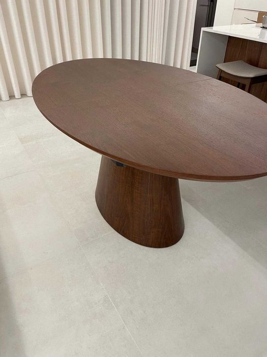 Mesa de jantar oval e extensível em MDF e folheado