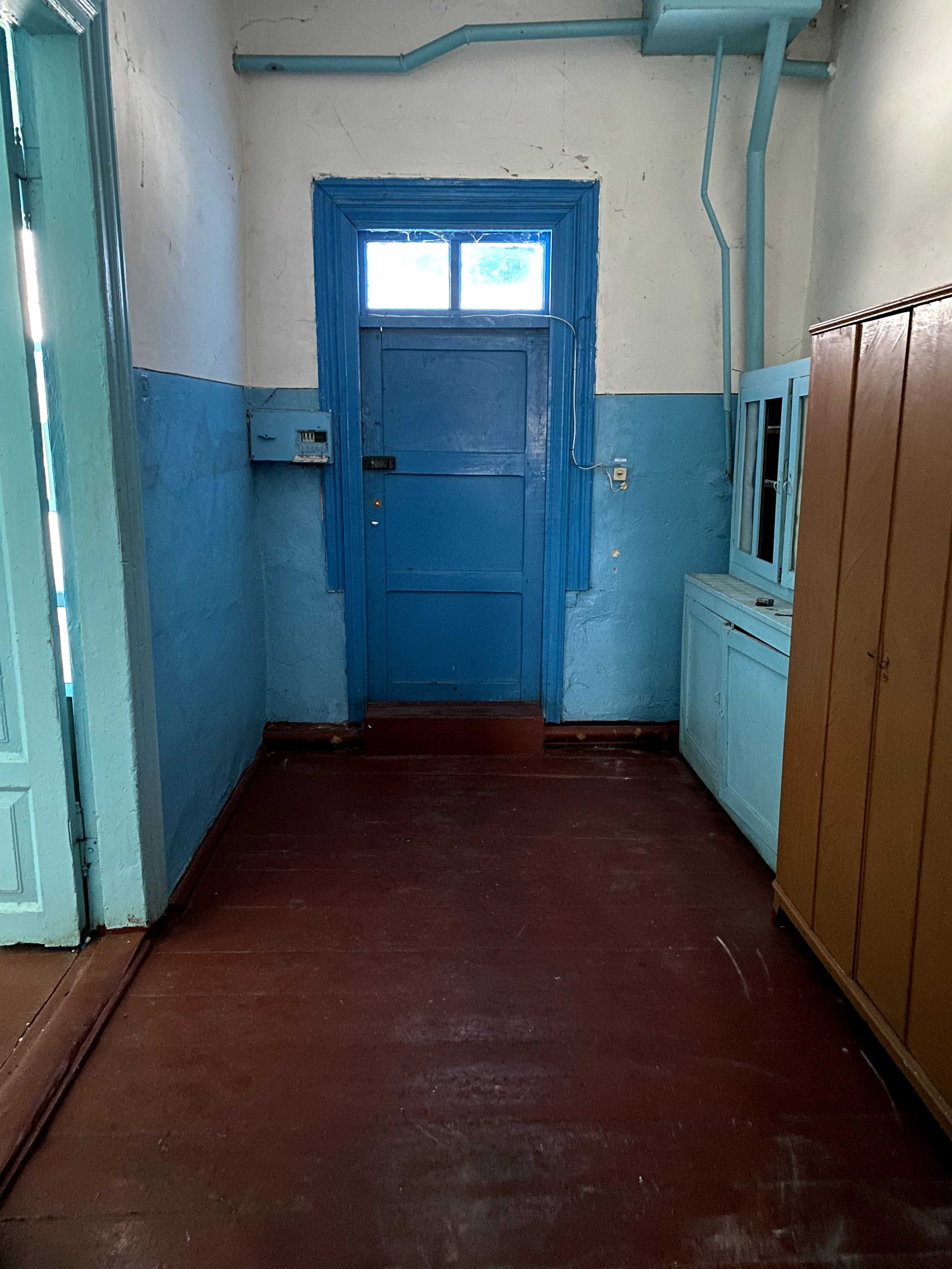 Комерційне приміщення з орендарем! 197 м2, гаражі 81 м2. Торг! 0,57 га