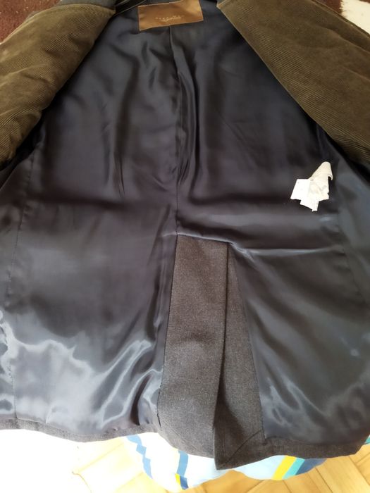 Casaco de homem cinza forrado e com vários bolsos